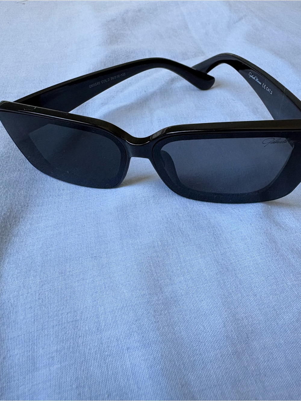 Sleek Black Women's Cat-Eye Sunglasses - Unbranded